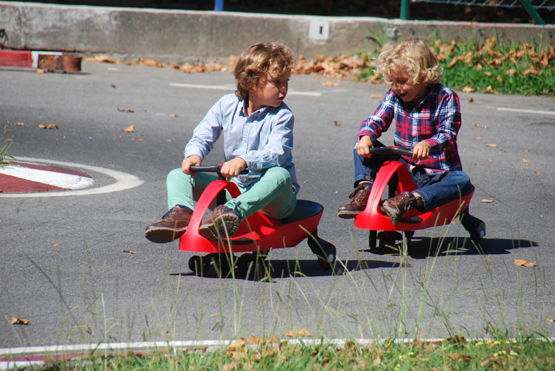 Utiliza tu Didicar Original por cualquier tipo de terreno siempre que esté liso y plano. Este correpasillos será el mejor amigo de los niños.